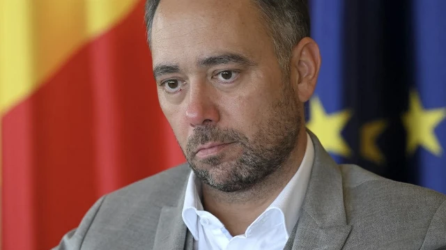 Le vice-Premier ministre et ministre des Affaires étrangères belge Maxime Prevot observe pendant une interview avec l'AFP à Bruxelles, le 5 septembre 2025.