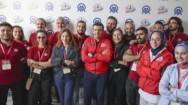 سلجوق بيرقدار يزور جناح الأناضول بمهرجان "تكنوفيست"
