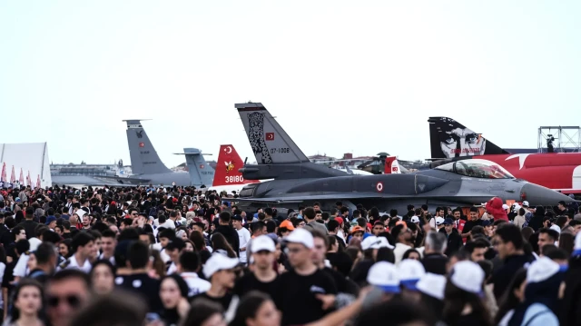 Foule dans les allées du festival technologique TEKNOFEST, à Istanbul, le 18 septembre 2025.
