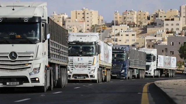 قوات الاحتلال تعلق إدخال المساعدات القادمة من الأردن لغزة رغم محدوديتها