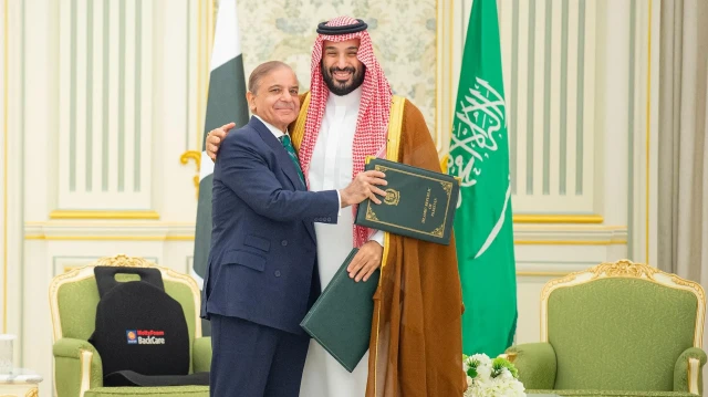 محمد بن سلمان اور شہباز شریف معاہدے پر دستخط کے بعد مصافحہ کر رہے ہیں۔