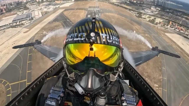 SOLOTÜRK ekibi F-16 ile yaptığı gösteri uçuşuyla adeta nefesleri kesti. 