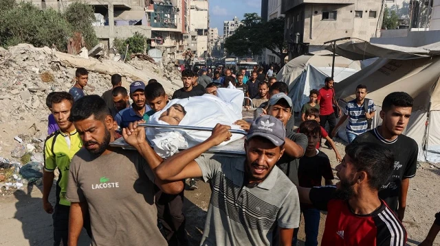 Des Palestiniens transportent le corps d'un proche tué lors des premières frappes israéliennes, lors de ses funérailles devant l'hôpital al-Shifa à Gaza, le 8 septembre 2025.