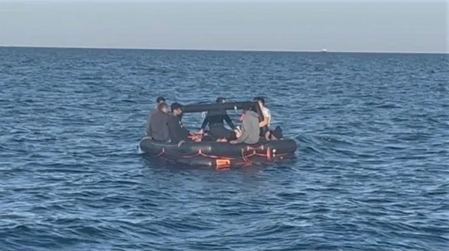 Yunanistan unsurlarınca Türk karasularına geri itilen can salı içerisindeki 3’ü çocuk olmak üzere toplam 23 kaçak göçmen kurtarıldı.