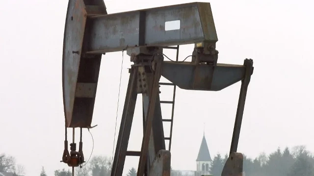 Puit de pétrole en cours d'exploitation le 27 janvier 2006 à Chuelles, près de Montargis, en France.