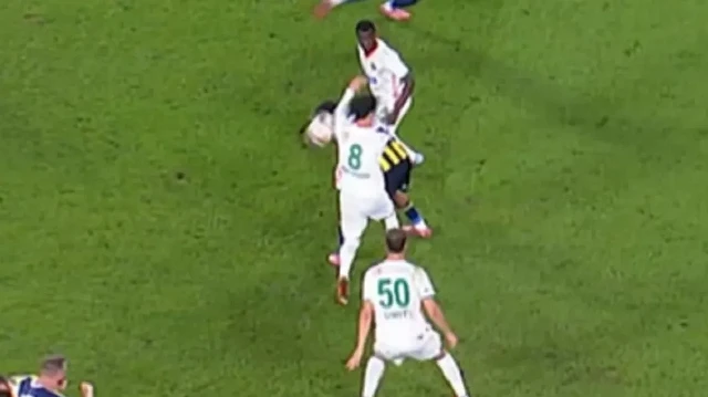 Alanyasporlu futbolcunun elle oynadığı pozisyonun görüntüsü.