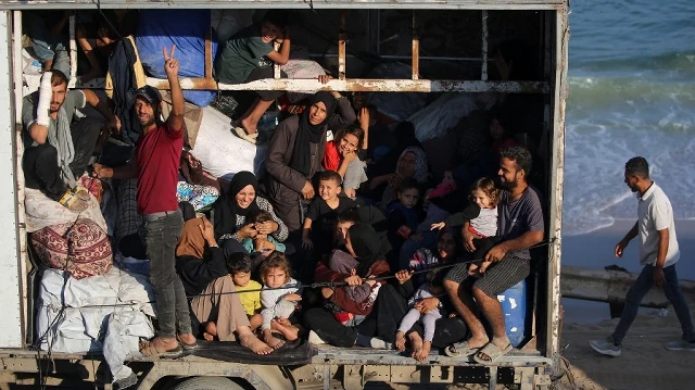 Des Palestiniens déplacés se déplacent avec leurs biens vers le sud sur une route dans la zone du camp de réfugiés de Nuseirat, dans le centre de la bande de Gaza, à la suite de nouveaux ordres d'évacuation israéliens pour la ville de Gaza, le 18 septembre 2025.