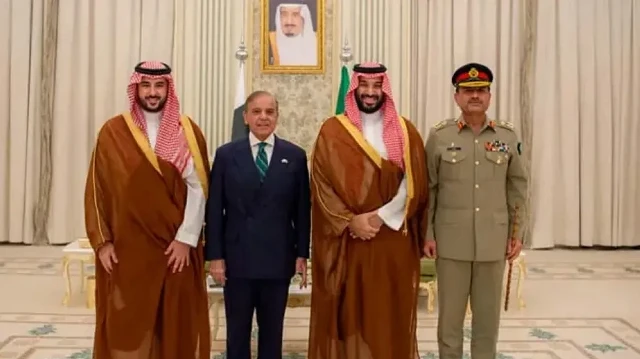 پاکستانی وزیرِ اعظم شہباز شریف کا بدھ کو سعودی ولی عہد محمد بن سلمان نے شاندار استقبال کیا