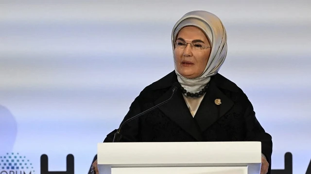 Emine Erdogan, première dame de Türkiye, prononce un discours lors du Forum de Doha dans la capitale qatarienne, le 7 décembre 2024.