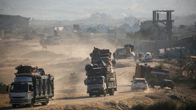 Des Palestiniens déplacés se déplacent avec leurs biens vers le sud sur une route dans la zone du camp de réfugiés de Nuseirat, dans le centre de la bande de Gaza, à la suite de nouveaux ordres d'évacuation israéliens pour la ville de Gaza, le 18 septembre 2025.