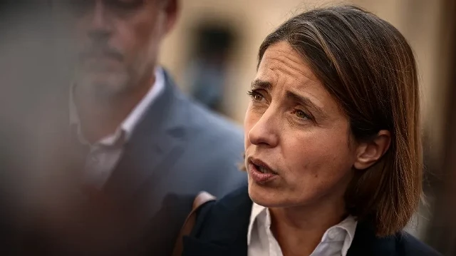La secrétaire générale de la Confédération générale du travail (CGT), Sophie Binet, s'adresse à la presse devant l'Hôtel Matignon après une réunion avec le Premier ministre français à Paris, le 15 septembre 2025, dans le cadre de ses consultations politiques visant à dégager un consensus sur le budget 2026. 