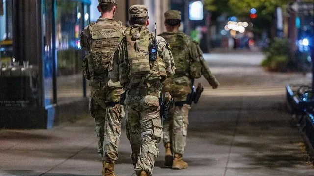 Трамп развернул 35 000 военных в городах США.