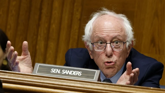 Le sénateur Bernie Sanders (I-VT), membre éminent de la commission, s'exprime lors d'une audience devant la commission sénatoriale sur la santé, l'éducation, le travail et les retraites, dans le bâtiment Dirksen du Sénat, le 17 septembre 2025 à Washington, DC.