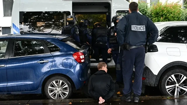 La police arrête un manifestant lors d'une manifestation dans le cadre du mouvement de protestation "Bloquons tout", à Nantes, dans l'ouest de la France, le 10 septembre 2025.