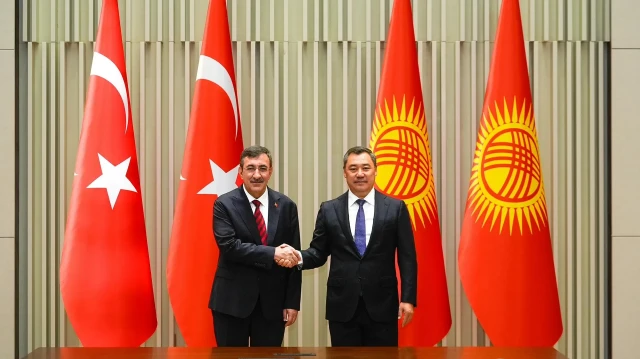 Le vice-président turc Cevdet Yılmaz, en déplacement au Kirghizistan pour participer à la 12ᵉ session de la Commission Économique Mixte intergouvernementale Türkiye-Kirghizistan, avec le président kirghize Sadyr Japarov.
