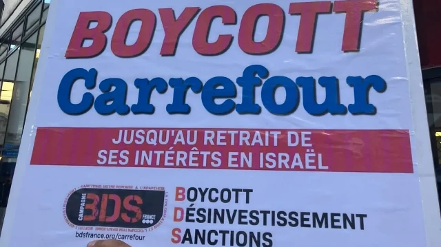 Des manifestants pro-palestiniens se sont rassemblés devant le supermarché Carrefour à Saint-Denis, appelant au boycott de la chaîne qu’ils accusent de soutenir Israël, le 18 septembre 2025.
