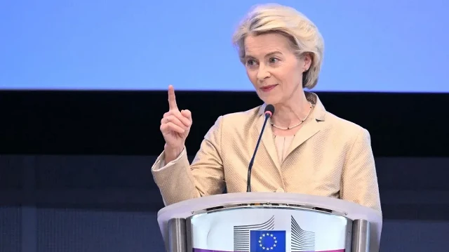 La présidente de la Commission européenne, Ursula von der Leyen, donne une conférence de presse au siège de l’UE à Bruxelles, le 16 septembre 2025. 