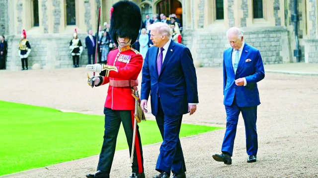 Trump, Kraliyet protokolünü ihlal ederek Kral 3. Charles’ın önünden yürüdü.
