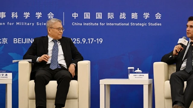 L'ancien ministre des Affaires étrangères ukrainien Pavlo Klimkin (à droite) s'exprime lors d'une discussion avec Yan Xuetong, doyen honoraire de l'Institut des relations internationales de l'université Tsinghua, lors du Forum Xiangshan au Centre international des congrès de Pékin, le 17 septembre 2025.