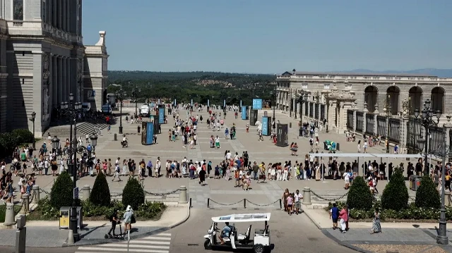 Touristes faisant la queue à l’entrée du Palais royal, dans le centre de Madrid, le 6 juillet 2024.