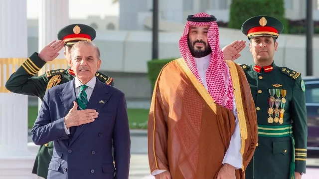 Une photo fournie par l'Agence de presse saoudienne (SPA) le 17 septembre 2025 montre le prince héritier d'Arabie saoudite Mohammed ben Salmane (à droite) accueillant le Premier ministre pakistanais Shehbaz Sharif avant leur rencontre à Riyad. Le Pakistan et l'Arabie saoudite ont signé un nouveau pacte de défense stratégique le 17 septembre, les deux parties déclarant qu'une attaque contre l'un des deux pays serait considérée comme "une agression contre les deux".