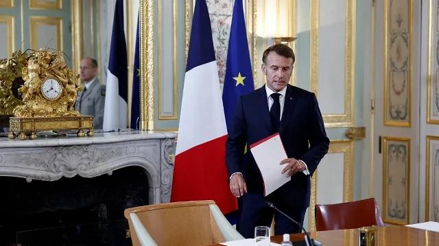 Le président français Emmanuel Macron arrive pour participer à une vidéoconférence avec plusieurs partenaires européens et arabes concernant la situation au Moyen-Orient, à l'Élysée, à Paris, le 15 septembre 2025, avant la prochaine Assemblée générale des Nations unies du 22 septembre organisée par la France et l'Arabie saoudite sur une solution à deux États entre Israël et les Palestiniens.