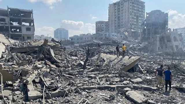 غزة.. الاحتلال يقتل 4 فلسطينيين ويفجر مباني سكنية في أحياء المدينة