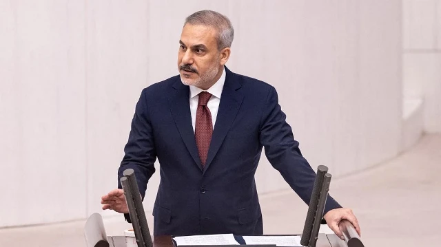 Cette photo prise et diffusée par le ministère turc des Affaires étrangères le 29 août 2025 à Ankara montre le ministre turc des Affaires étrangères, Hakan Fidan, prononçant un discours devant la Grande Assemblée nationale de Türkiye