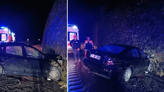 Gümüşhane'deki otomobil kazasında üç kişi yaralandı.