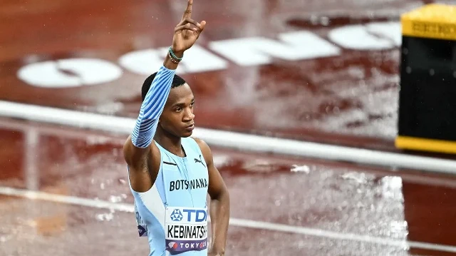Le Botswanais Busang Collen Kebinatshipiavant la finale du 400 m masculin lors des Championnats du monde d’athlétisme à Tokyo, le 18 septembre 2025.