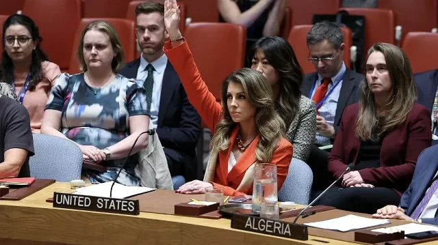 Morgan Ortagus (au centre), envoyée spéciale adjointe des États-Unis pour le Moyen-Orient, lève la main pour opposer son veto à un projet de résolution lors d'une réunion du Conseil de sécurité des Nations unies sur la situation à Gaza, au siège de l'ONU à New York, le 18 septembre 2025.