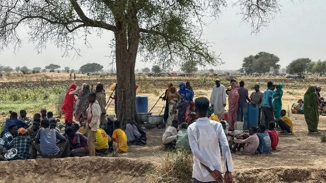 Des personnes qui ont fui le camp de Zamzam pour les déplacés internes après sa prise de contrôle par les Forces de soutien rapide (RSF) se rassemblent pour cuisiner en commun dans un campement de fortune installé dans un champ près de la ville de Tawila, dans la région du Darfour occidental, déchirée par la guerre, au Soudan, le 13 avril 2025. 
