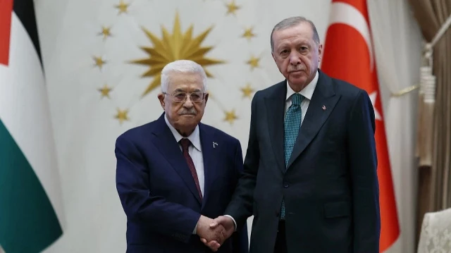 Cette photo prise et diffusée par le service de presse présidentiel turc le 18 septembre 2025 montre le président turc Recep Tayyip Erdogan accueillant le président palestinien Mahmoud Abbas (à gauche) au palais présidentiel d'Ankara.