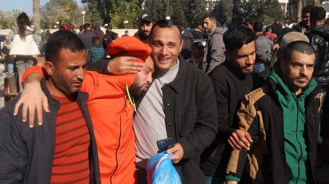 Un ancien prisonnier palestinien, libéré dans le cadre du sixième échange d'otages contre des prisonniers, est accueilli par ses amis et ses proches à son arrivée à l'hôpital européen de Khan Yunis, dans le sud de la bande de Gaza, le 15 février 2025.