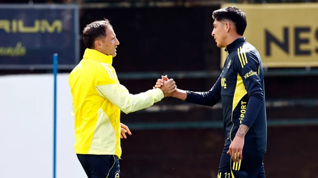Teknik direktör Tedesco, Edson Alvarez'le tokalaştı.