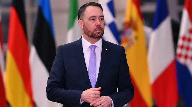 Le ministre belge des Affaires étrangères, des Affaires européennes et de la Coopération au développement, Maxime Prevost, arrive au Conseil des affaires étrangères de l'UE au siège de l'Union européenne à Bruxelles, le 24 février 2025.