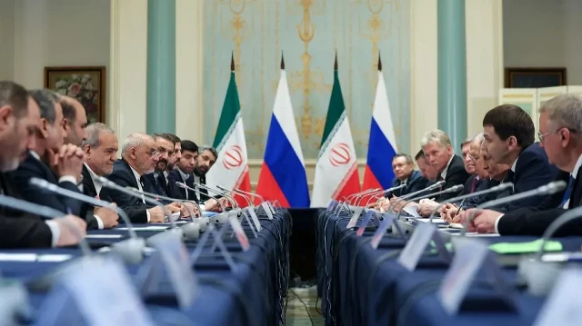 Sur cette photo de famille diffusée par l'agence d'État russe Sputnik, le président russe Vladimir Poutine (C-D) et le président iranien Masoud Pezeshkian (C-L) sont assis avec leurs délégations lors d'une réunion en marge du sommet de l'Organisation de coopération de Shanghai (OCS) à Tianjin, le 1er septembre 2025.