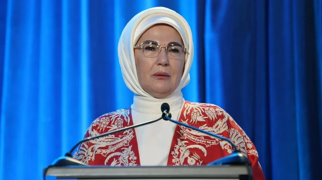 L’épouse du président Recep Tayyip Erdogan, Emine Erdogan lors du 25e sommet du Conseil des chefs d’État de l’Organisation de coopération de Shanghai (OCS), organisé dans la ville chinoise de Tianjin, le 2 septembre 2025.