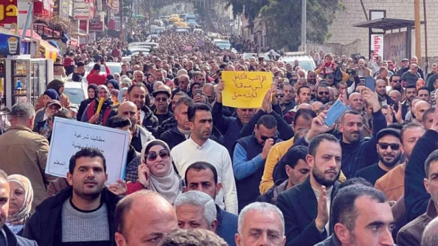 الأزمة المالية الفلسطينية.. افتعلها الاحتلال وتهدد بانهيار التعليم