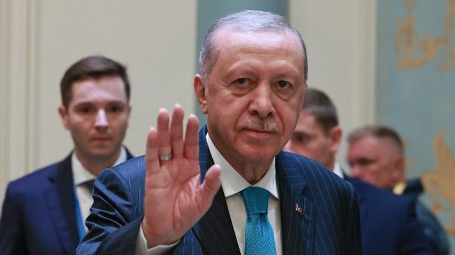 Sur cette photo collective diffusée par l'agence d'État russe Sputnik, le président turc Recep Tayyip Erdogan participe à une réunion avec le président russe en marge du sommet de l'Organisation de coopération de Shanghai (OCS) à Tianjin, le 1er septembre 2025.