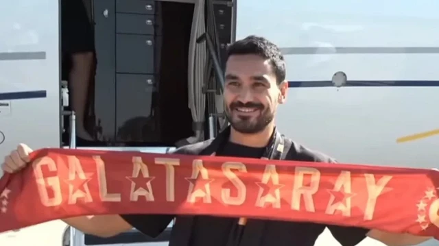 İlkay Gündoğan Galatasaray atkısıyla poz verdi.
