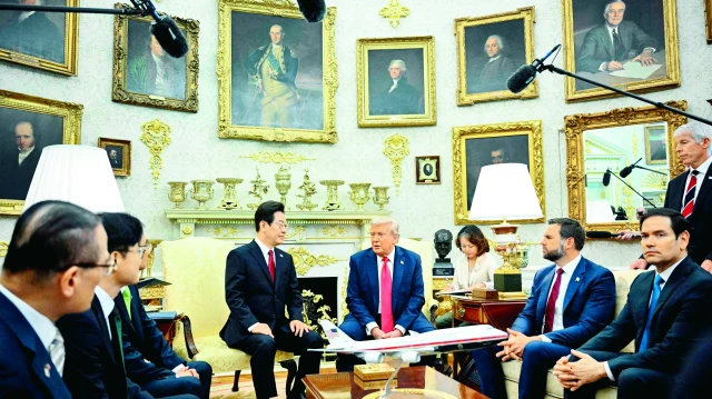 Trump, Beyaz Saray’daki Oval Ofis’i dizayn etmeye devam ediyor.