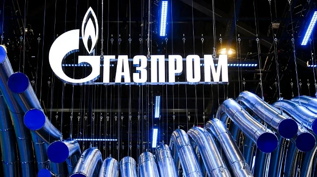 Le logo du géant russe de l'énergie Gazprom au Forum économique international de Saint-Pétersbourg (SPIEF) à Saint-Pétersbourg le 19 juin 2025.