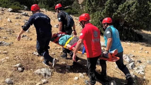 KEÇİBORLU’YA BAĞLI AYDOĞMUŞ KÖYÜ KOCAOLUK MEVKİİNDE KAYALIKLARDAN DÜŞEN KADIN, UMKE EKİPLERİNİN DÜZENLEDİĞİ MEDİKAL KURTARMA OPERASYONUYLA BULUNDUĞU YERDEN ÇIKARILARAK 112 ACİL SAĞLIK EKİPLERİNE TESLİM EDİLDİ.