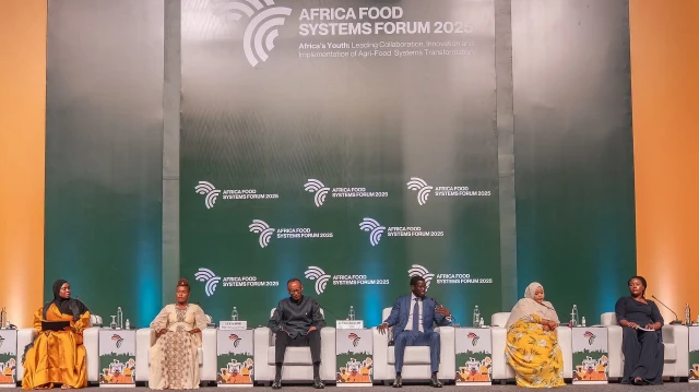 Le Président sénégalais Bassirou Diomaye Faye et le Président rwandais Paul Kagamé assistent à l'ouverture du 19ᵉ Forum africain des systèmes alimentaires à Dakar, au Sénégal, le 1er septembre 2025.
