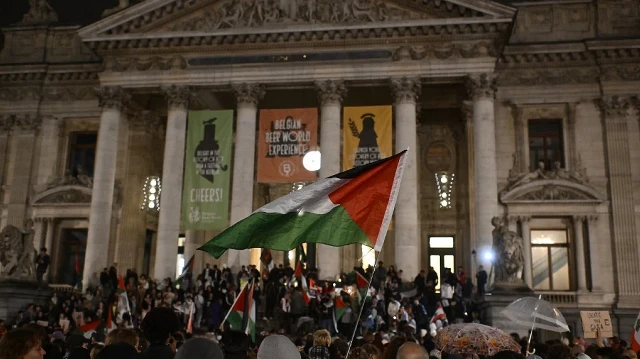Des personnes se rassemblent pour assister à une veillée en hommage aux victimes des conflits en Israël, à Gaza et au Liban, organisée par le collectif « Unis pour la Palestine » (UPP), à l'occasion du premier anniversaire des attaques du Hamas contre Israël, le 7 octobre 2023, à Bruxelles, le 7 octobre 2024.