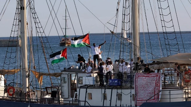 Le premier navire « Sirius » d'une flottille civile, transportant des militants pro-palestiniens et de l'aide humanitaire et visant à briser le blocus israélien de la bande de Gaza, quitte le port de Barcelone le 1er septembre 2025, après avoir été contraint de revenir en raison du mauvais temps.