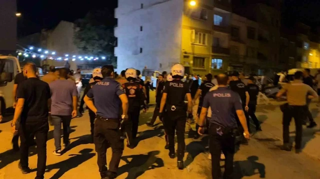 Ekipler, kalabalığı biber gazı sıkarak ve havaya ateş açarak dağıttı.