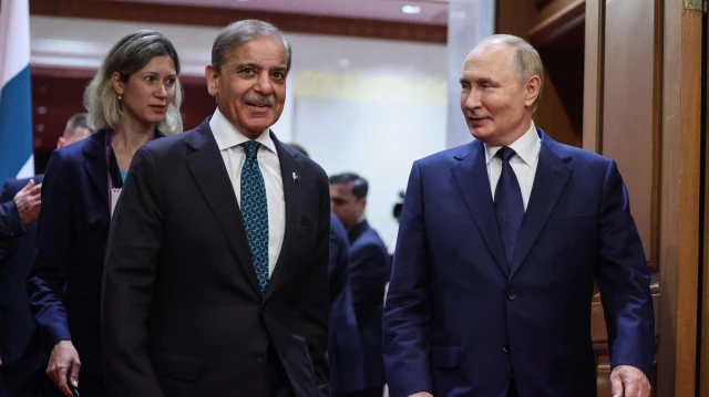 Le président russe Vladimir Poutine (à droite) rencontre le Premier ministre pakistanais Shehbaz Sharif à Beijing, le 2 septembre 2025.