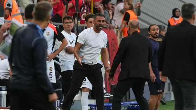 Selçuk Şahin'in bir pozisyonda hakem verdiği tepki